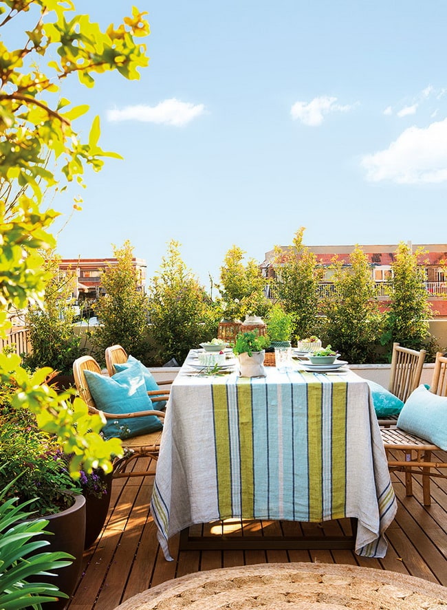 Terraza con plantas y mucha madera