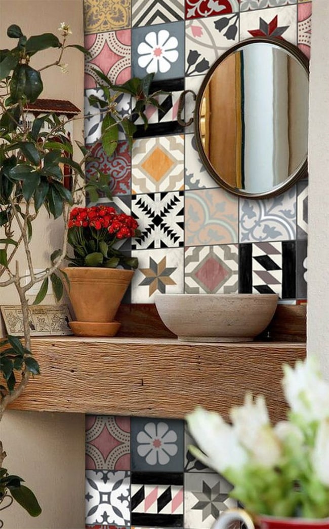 Pared de baño con azulejos adhesivos