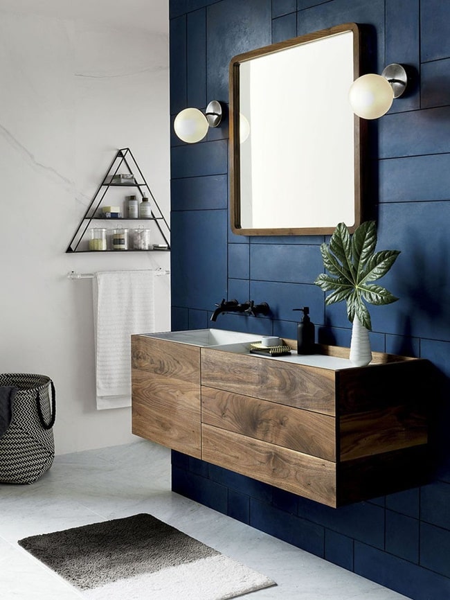 Azul y madera para cuartos de baño