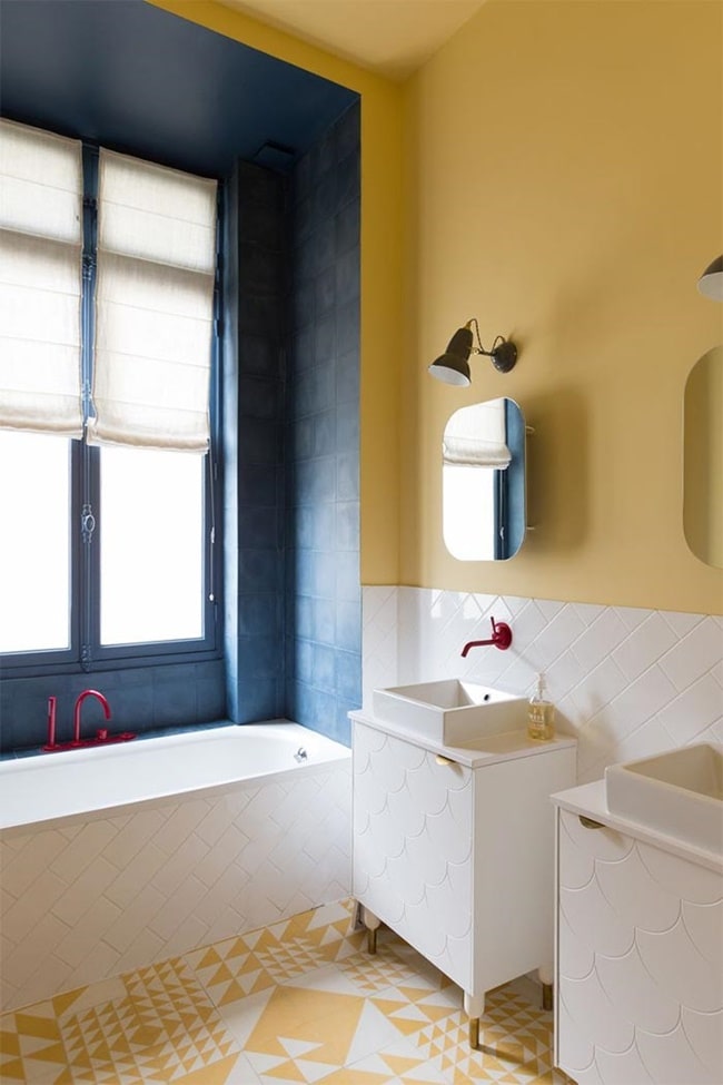 Baños en azul y amarillo