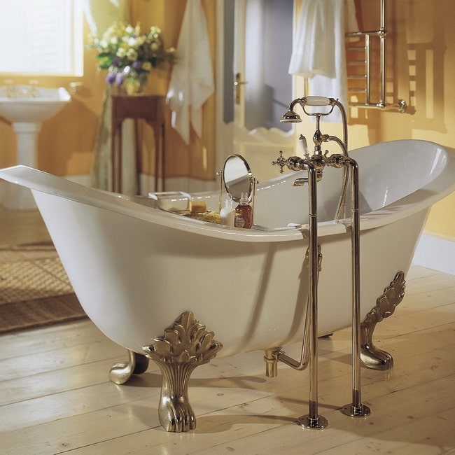 Bañera exenta en baño moderno