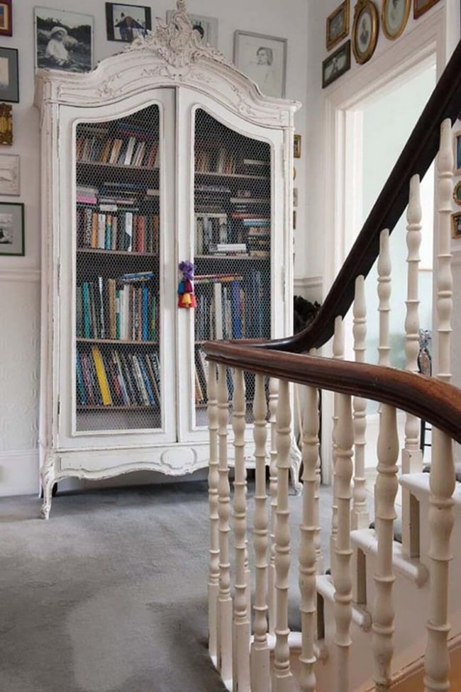 Una librería en un armario