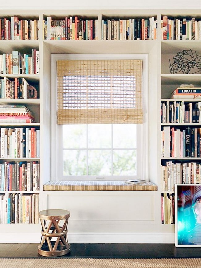 Biblioteca en la ventana
