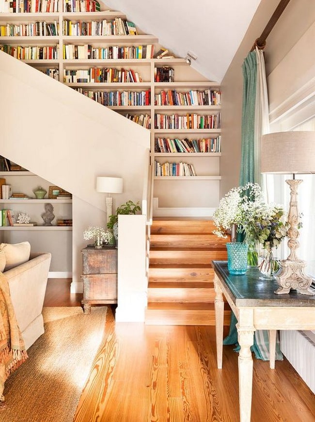 Biblioteca en la escalera