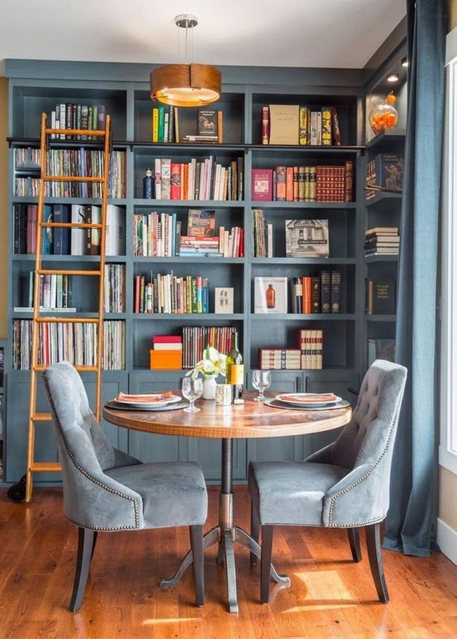 Librería en el comedor