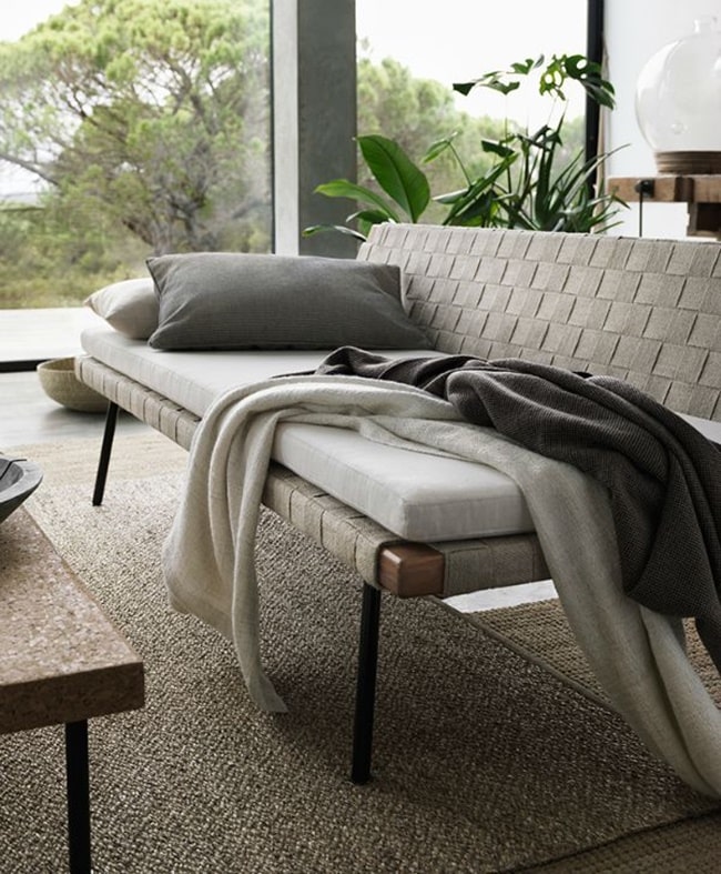 Daybed en salón iluminado