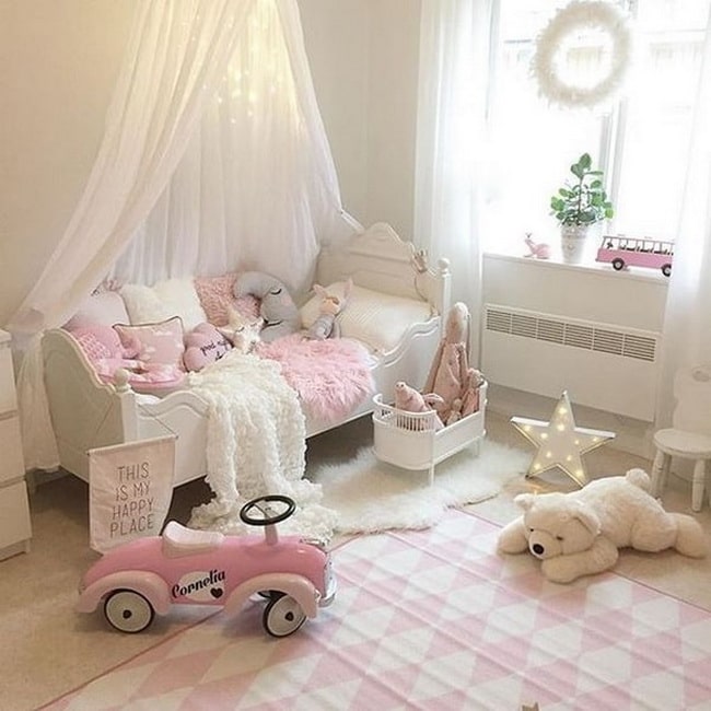 Dormitorio infantil vintage con cama con dosel