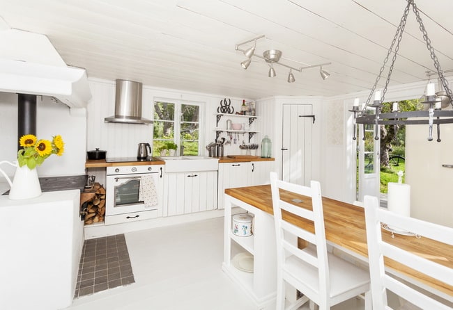 Cocina blanca con detalles en madera