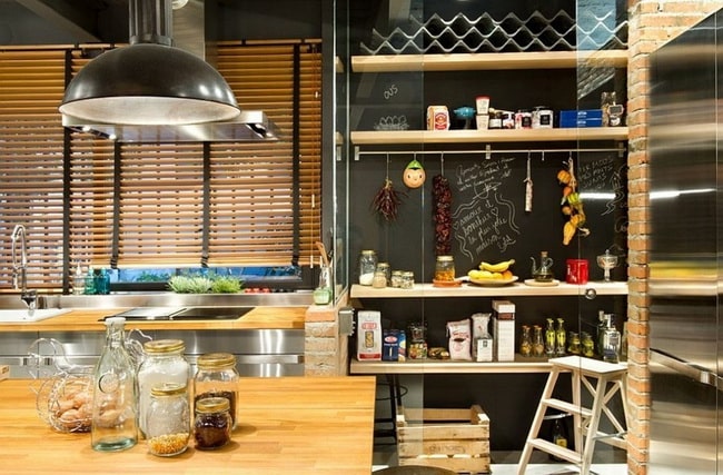 Cocina con persiana de madera