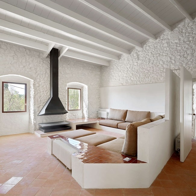 Salón con sillones de obra