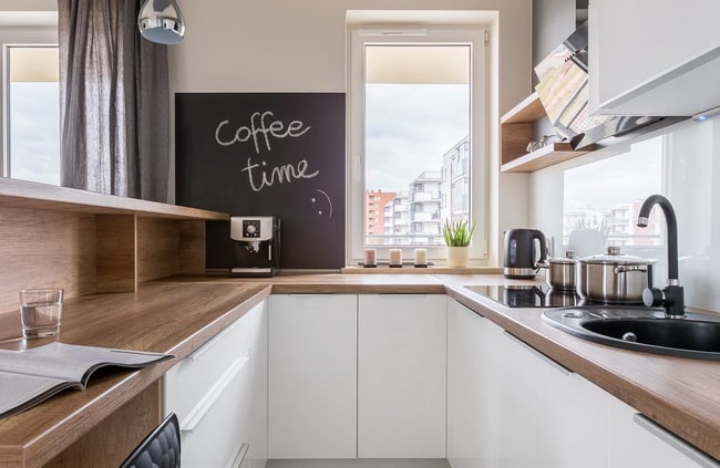 Cocina pequeña con bancada de madera