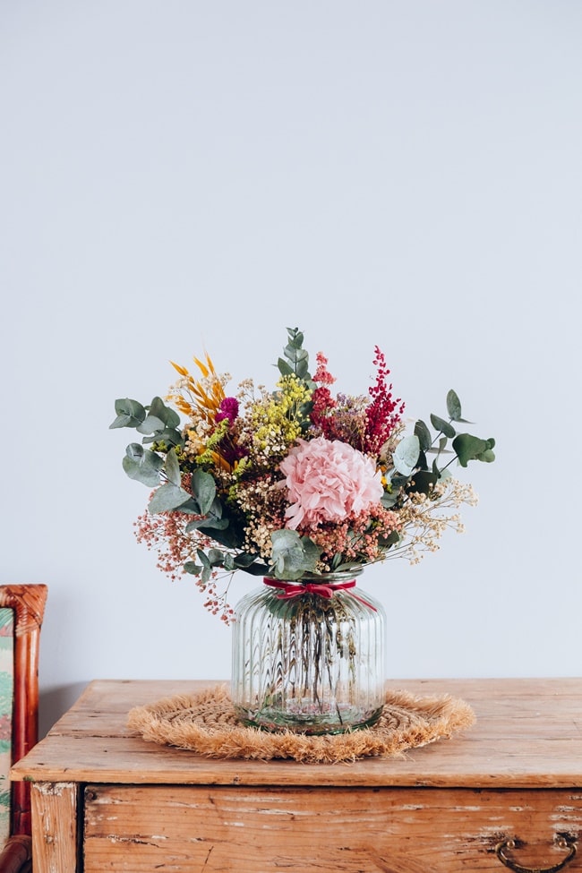Flores frescas en el salón