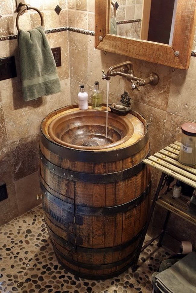 Vanitory hecho con una barrica de madera