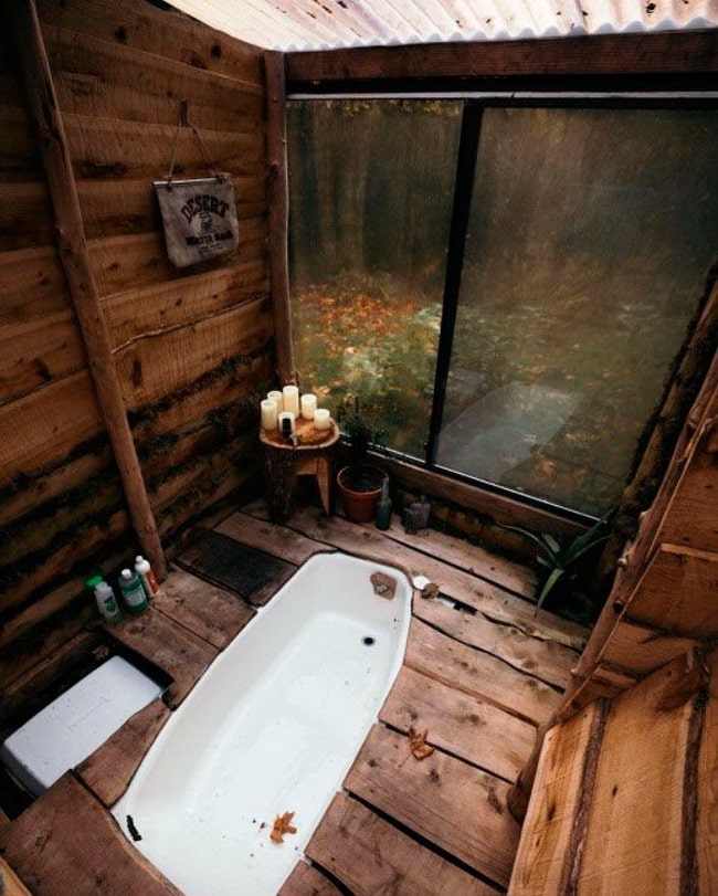 Baños con mucha madera