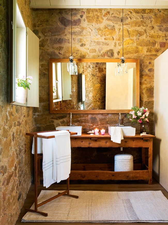 Paredes de piedra en cuartos de baño