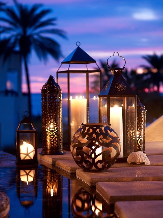 Decorar el borde de la piscina con velas