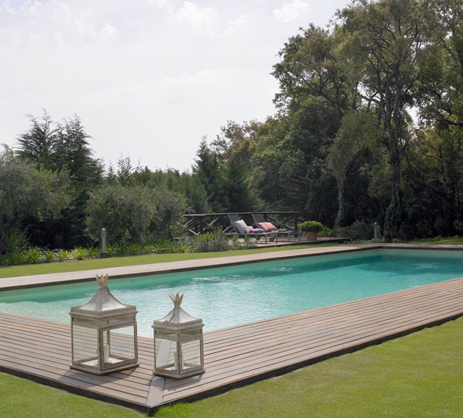 ▷ Cómo decorar el borde de la piscina. Decorar exteriores con piscina.