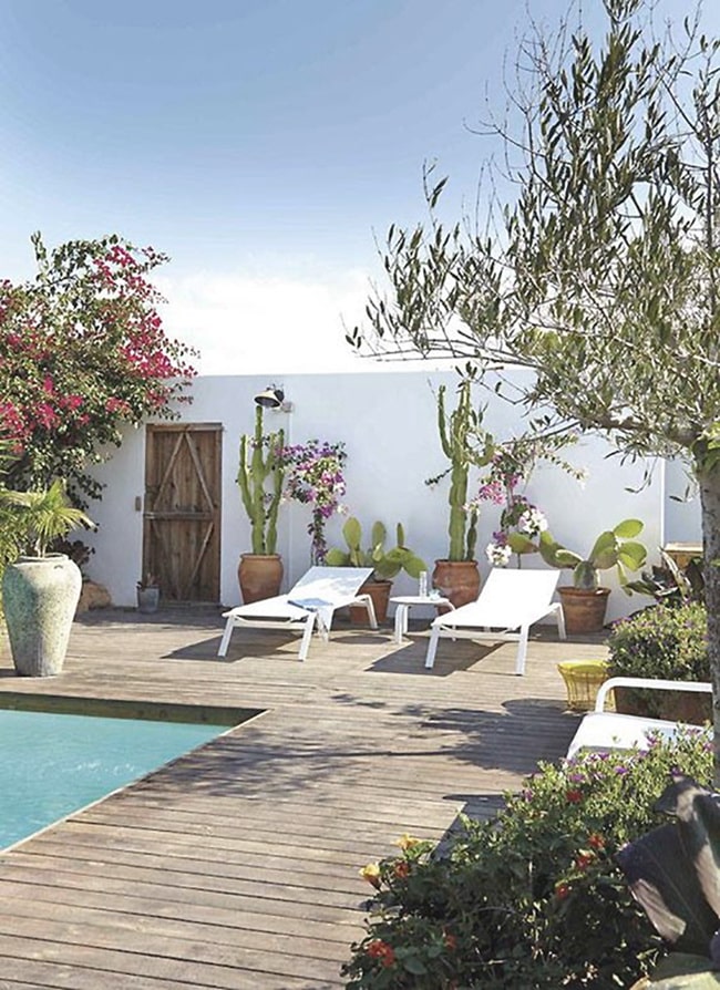 Decoración en la zona de piscina