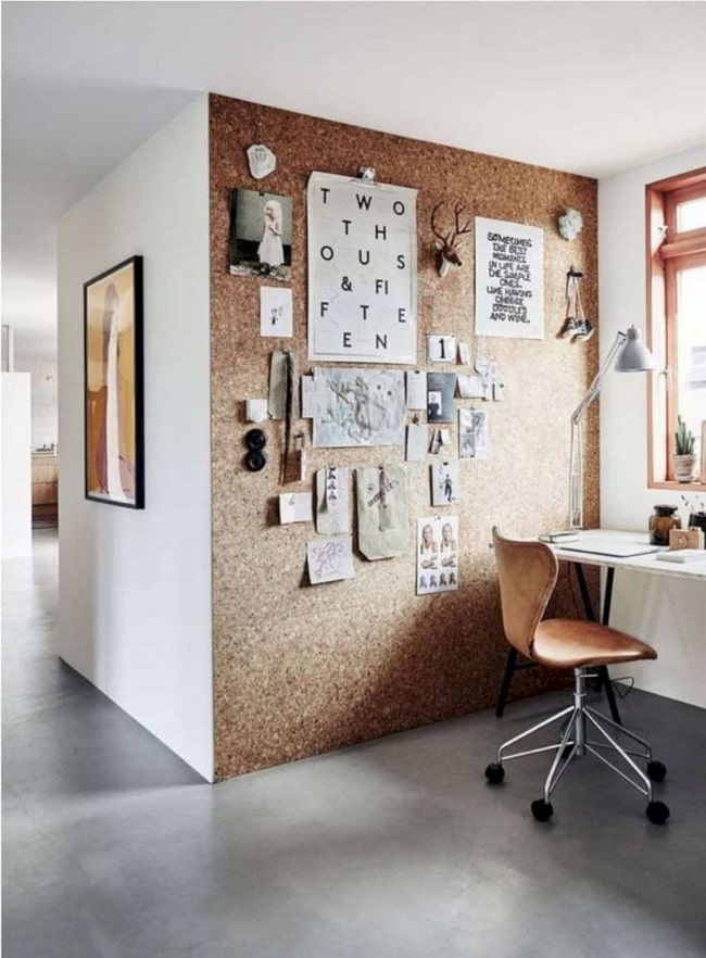 Oficina en casa con pared de corcho
