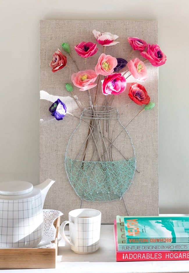 Composición con flores hechas de papel