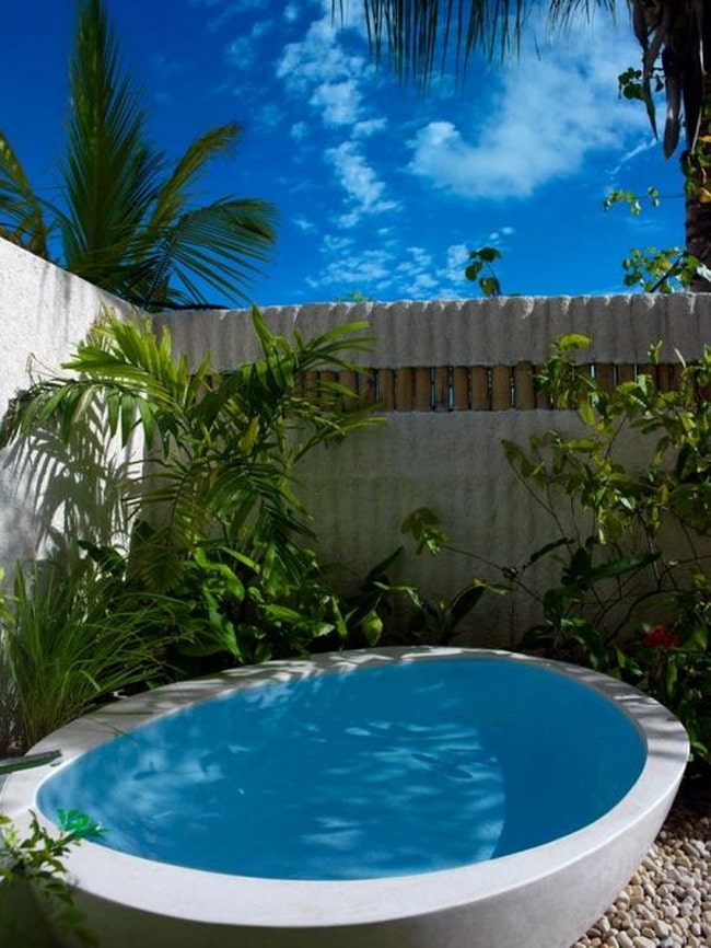 Piscina pequeña ovalada
