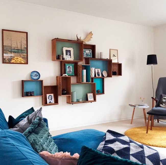 Estanterías con cajas y papel pintado