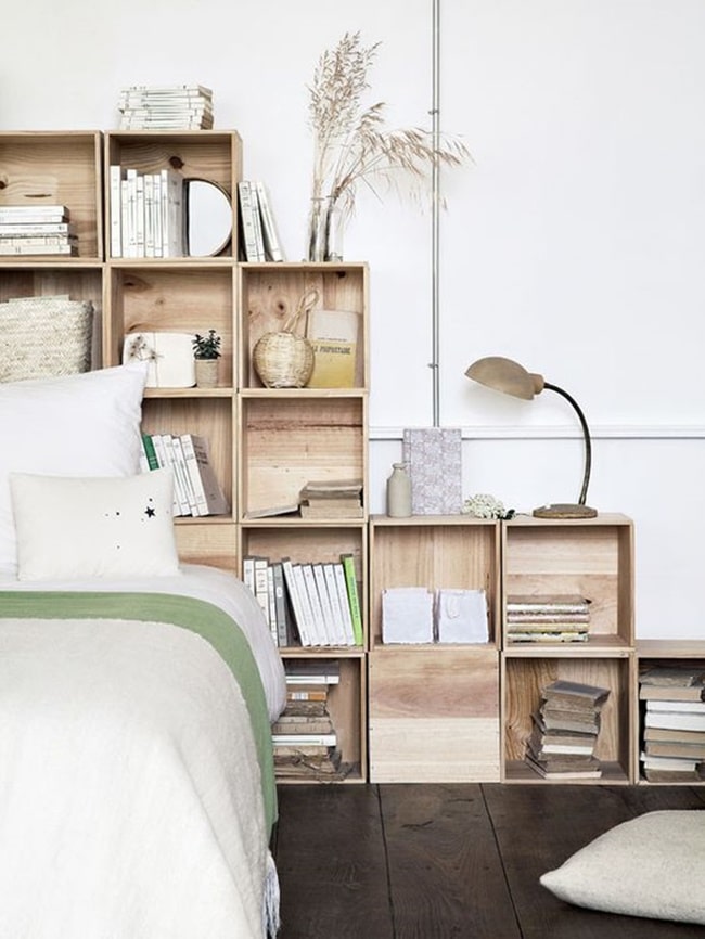 Cabecero de cama con cajas de madera