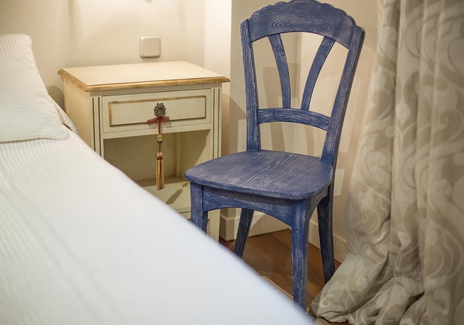 Silla pintada con efecto tiza