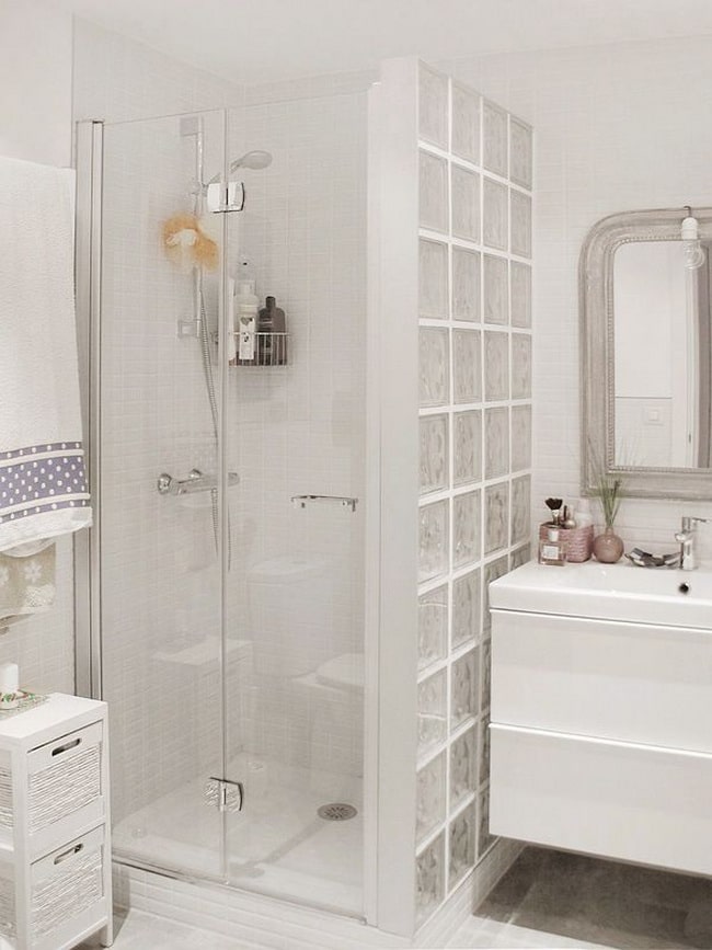 Ducha de obra con muro pavés