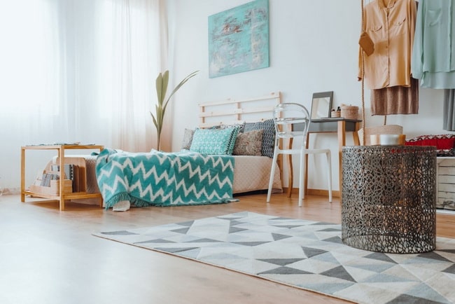 Mesa auxiliar al pie de cama