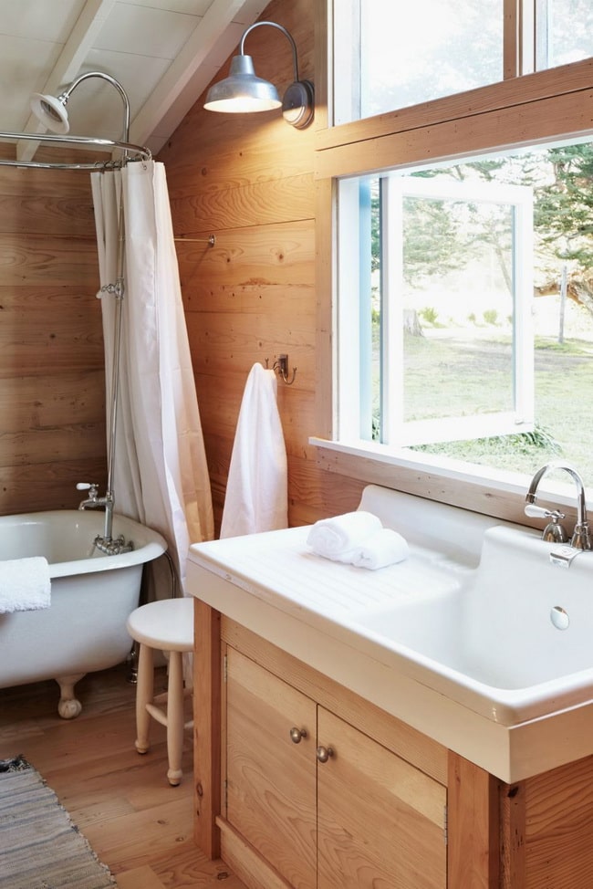 Baños con mucha madera