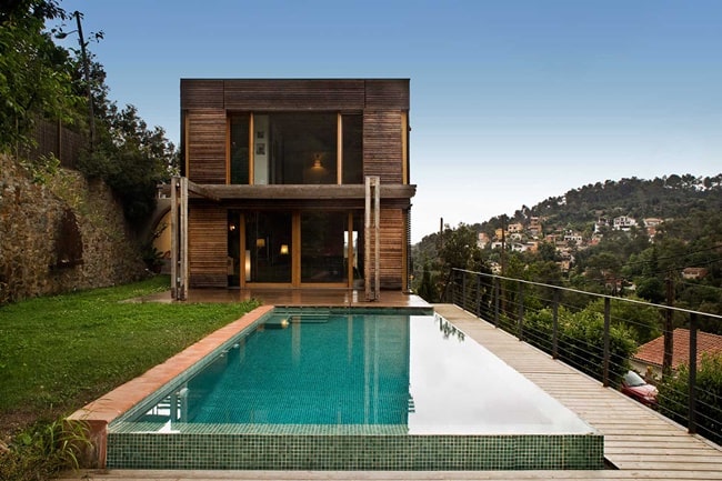 Casa de madera con piscina