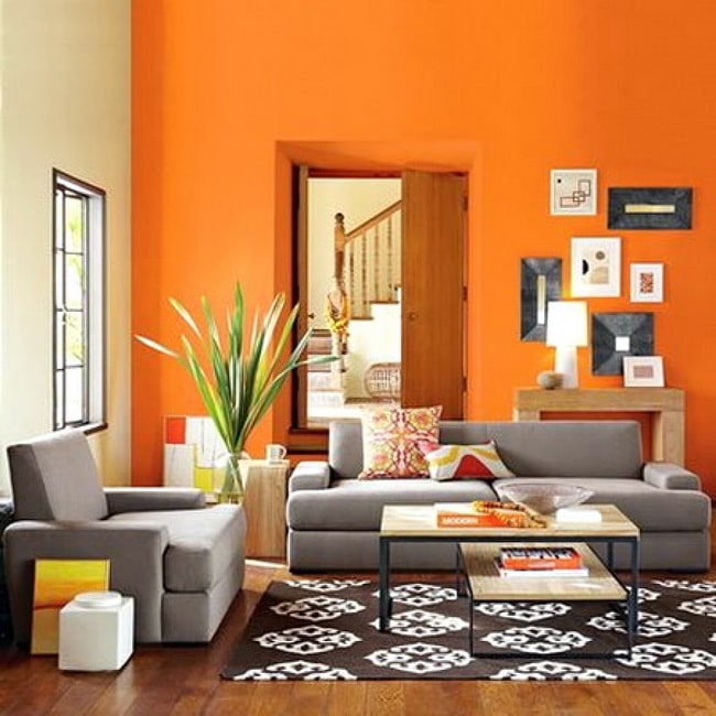Sala en color beige y naranja