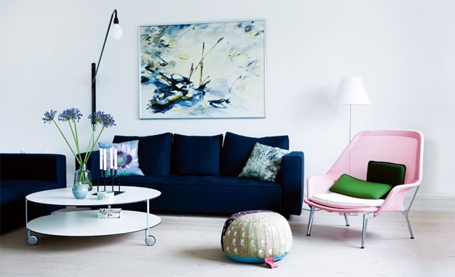 Salón blanco con muebles en colores fríos