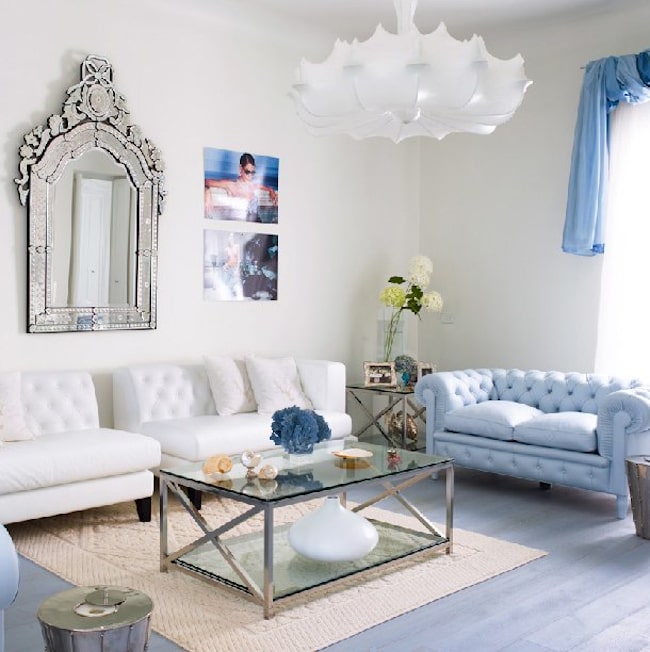 Azul y blanco en el salón