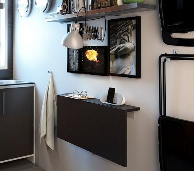 Mesa plegable fijada a la pared