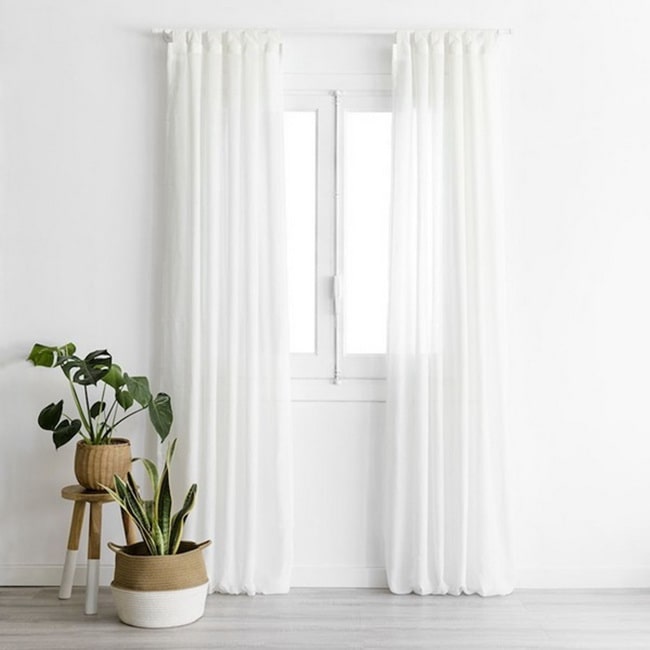Ventanas con cortinas blancas