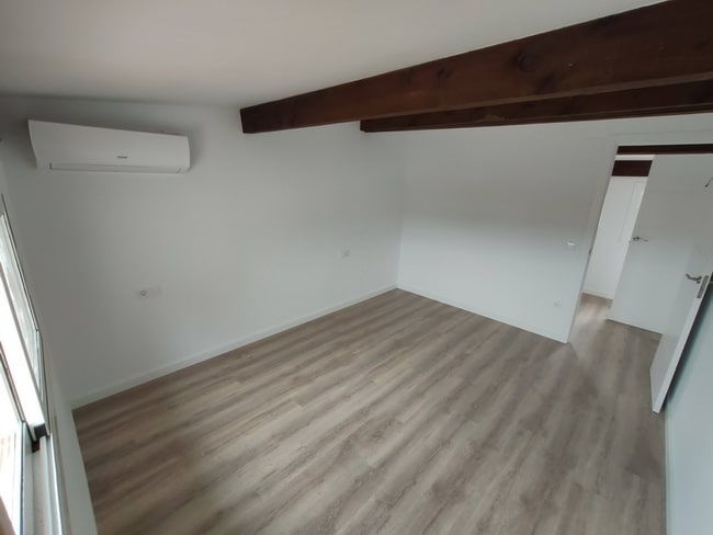 Habitación blanca con suelo laminado