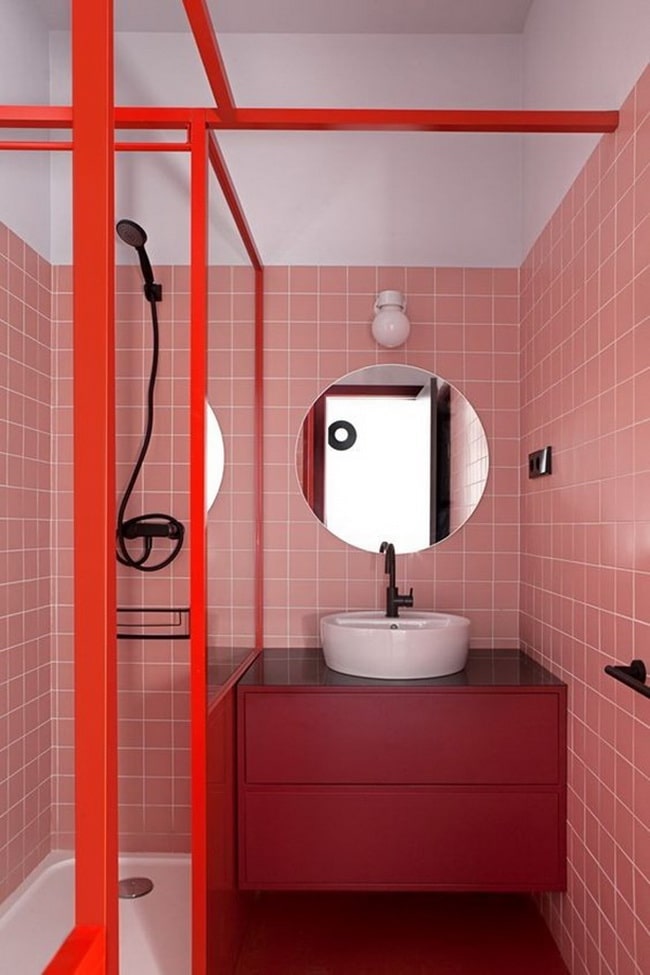 Baños en color rojo