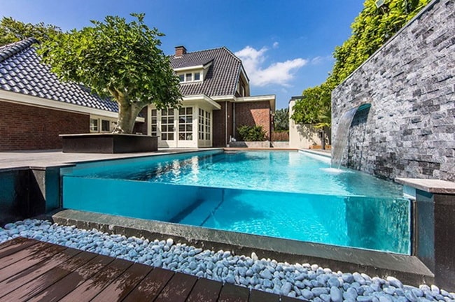 Piscina con pared de cristal