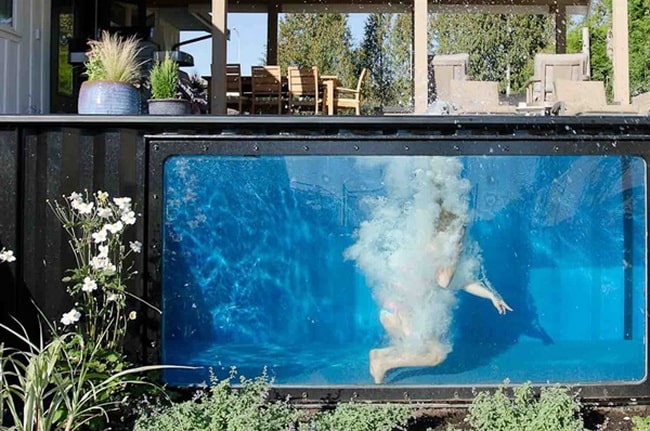 Piscina con pared de cristal
