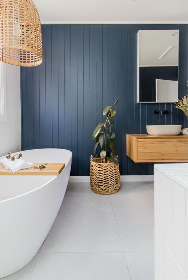 Baño azul y blanco