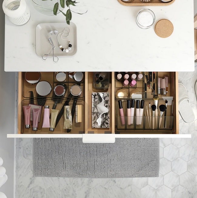 Botes de cristal IKEA para organizar el baño