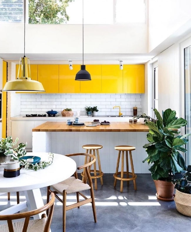 Cocina en blanco, amarillo y madera