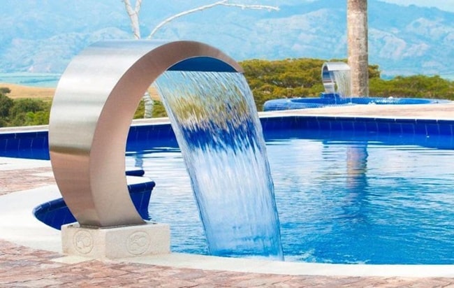 Cascada en la piscina