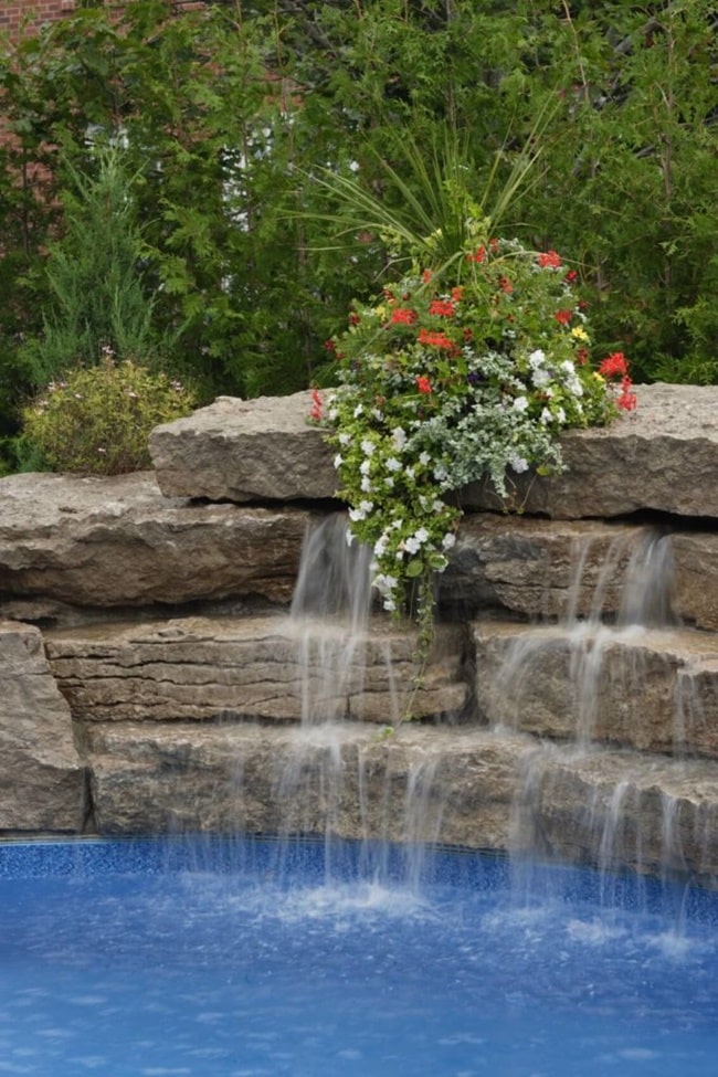 Piscinas con piedras y cascadas