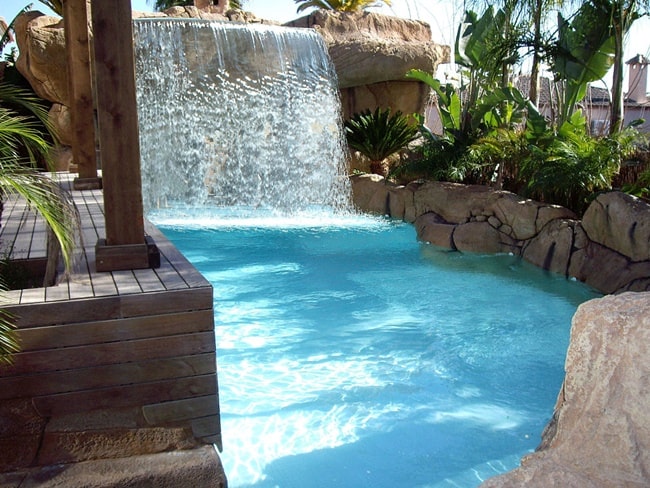 Gran cascada para la piscina