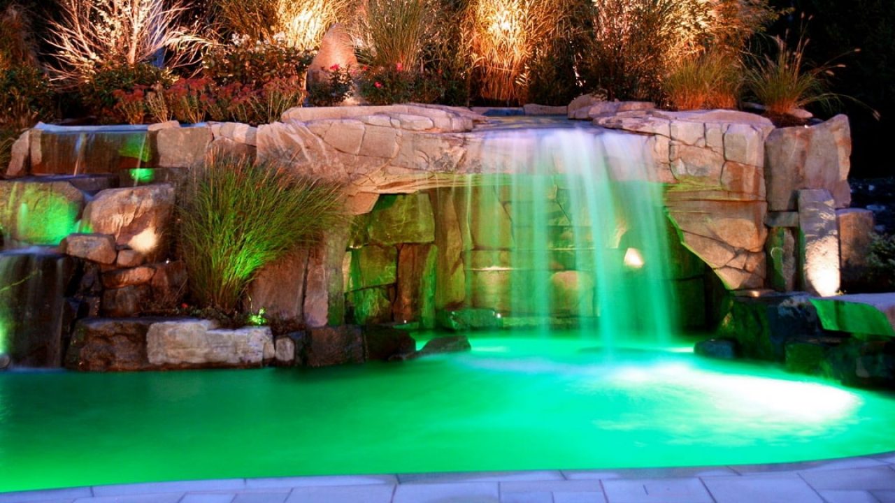 Las cascadas artificiales, uno de los más espectaculares accesorios para  piscinas