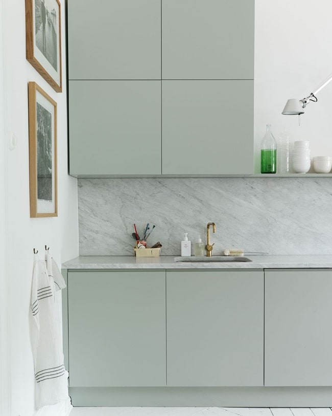 Muebles de cocina en color verde salvia