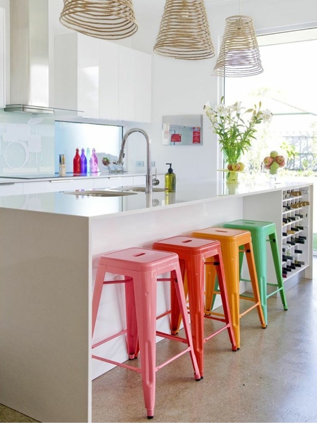 Cocinas blancas con notas de color